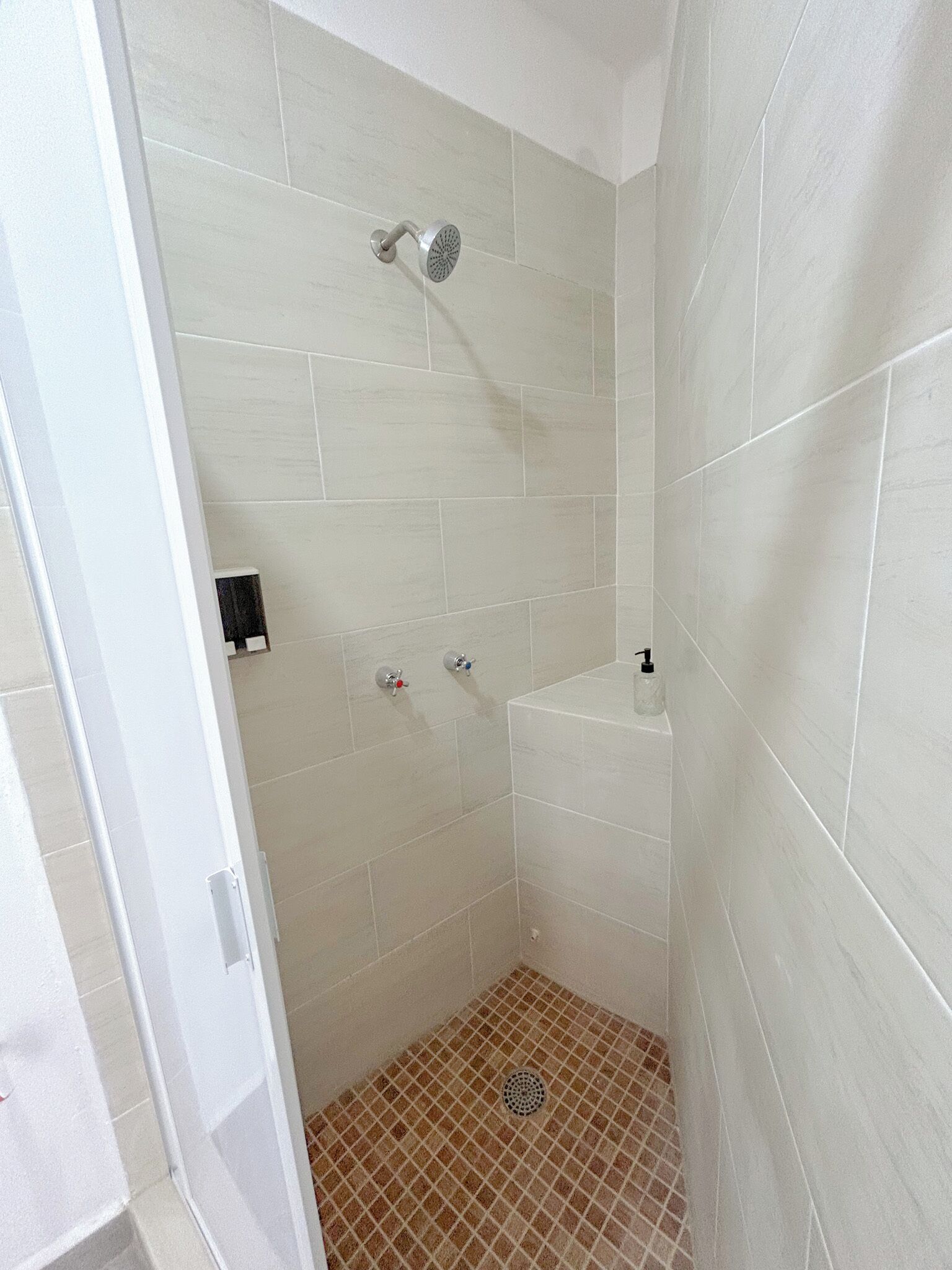 Apartamento conforto | Banheiro | Chuveiro, secador de cabelo, toalhas de banho, sabonete