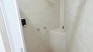 Departamento Confort | Baño | Regadera, secadora de cabello, toallas, jabón