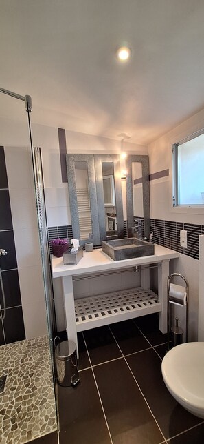Bathroom - Independent guest room in Charentais house (Saint-Augustin)