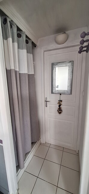 Bathroom - Independent guest room in Charentais house (Saint-Augustin)
