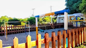 Departamento estándar, vista al jardín | Área infantil