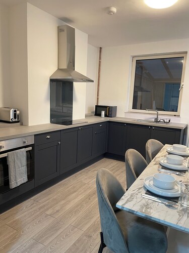 24 Severn House, Lincoln Central + Parking, walking distance to all attractions