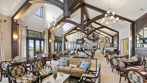 Eine großzügige Hotelhalle mit hohen Decken, Kronleuchtern und einer zentralen Sitzgruppe.
