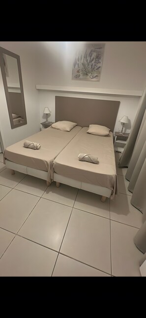 Room - Apartment "Les Rivages du Gardon" with Shared Pool, Wi-Fi, and Air Conditioning (Remoulins)