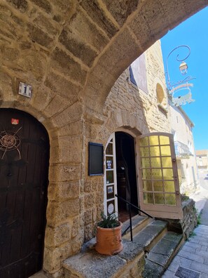 Exterior detail - Apartment "Les Rivages du Gardon" with Shared Pool, Wi-Fi, and Air Conditioning (Remoulins)