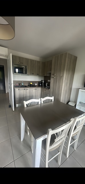 Dining - Apartment "Les Rivages du Gardon" with Shared Pool, Wi-Fi, and Air Conditioning (Remoulins)
