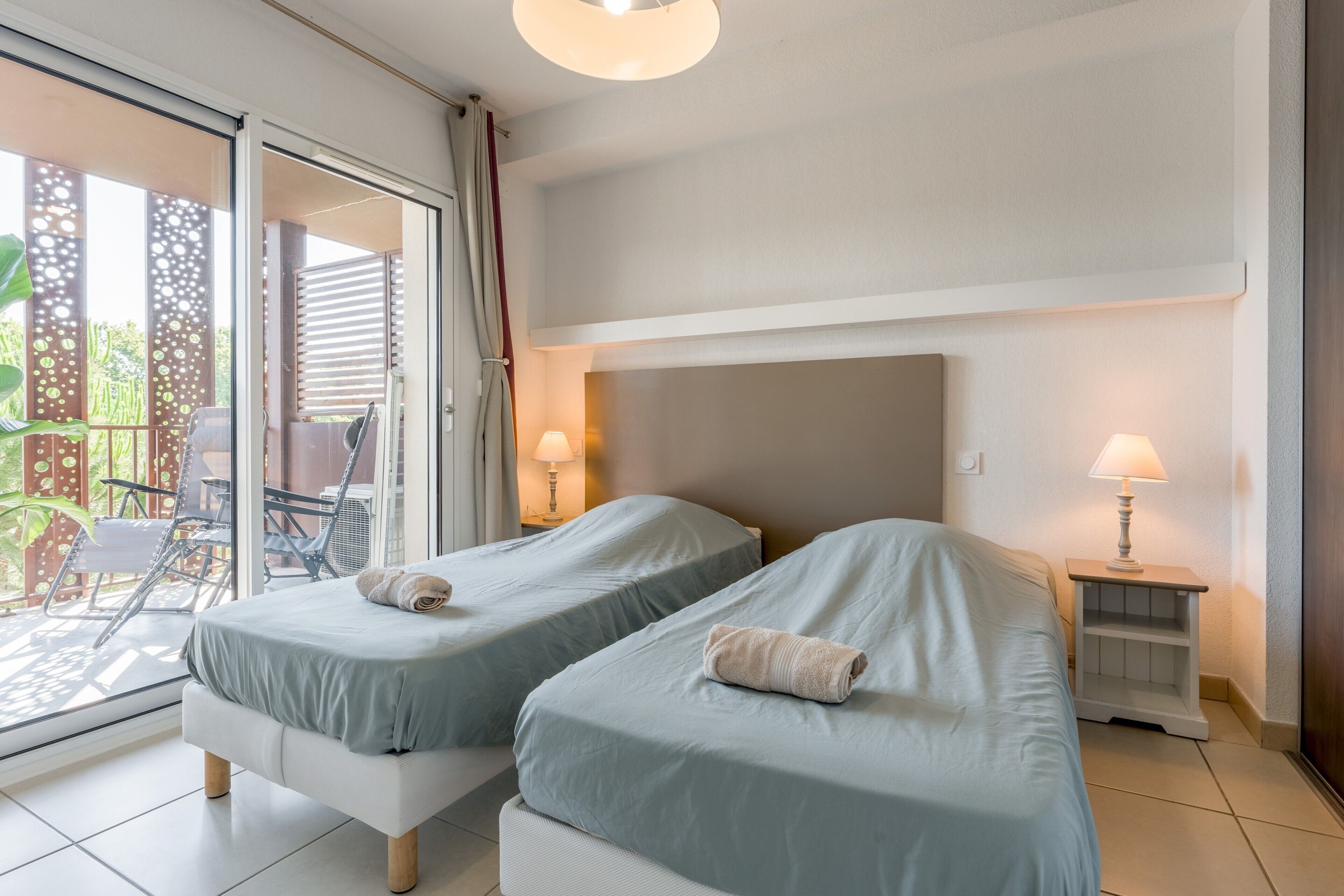 Tabla de planchar con plancha, wifi y ropa de cama 