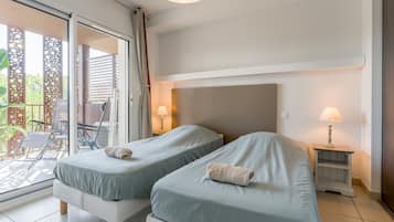 Tabla de planchar con plancha, wifi y ropa de cama