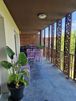 Outdoor dining - Apartment "Les Rivages du Gardon" with Shared Pool, Wi-Fi, and Air Conditioning (Remoulins)