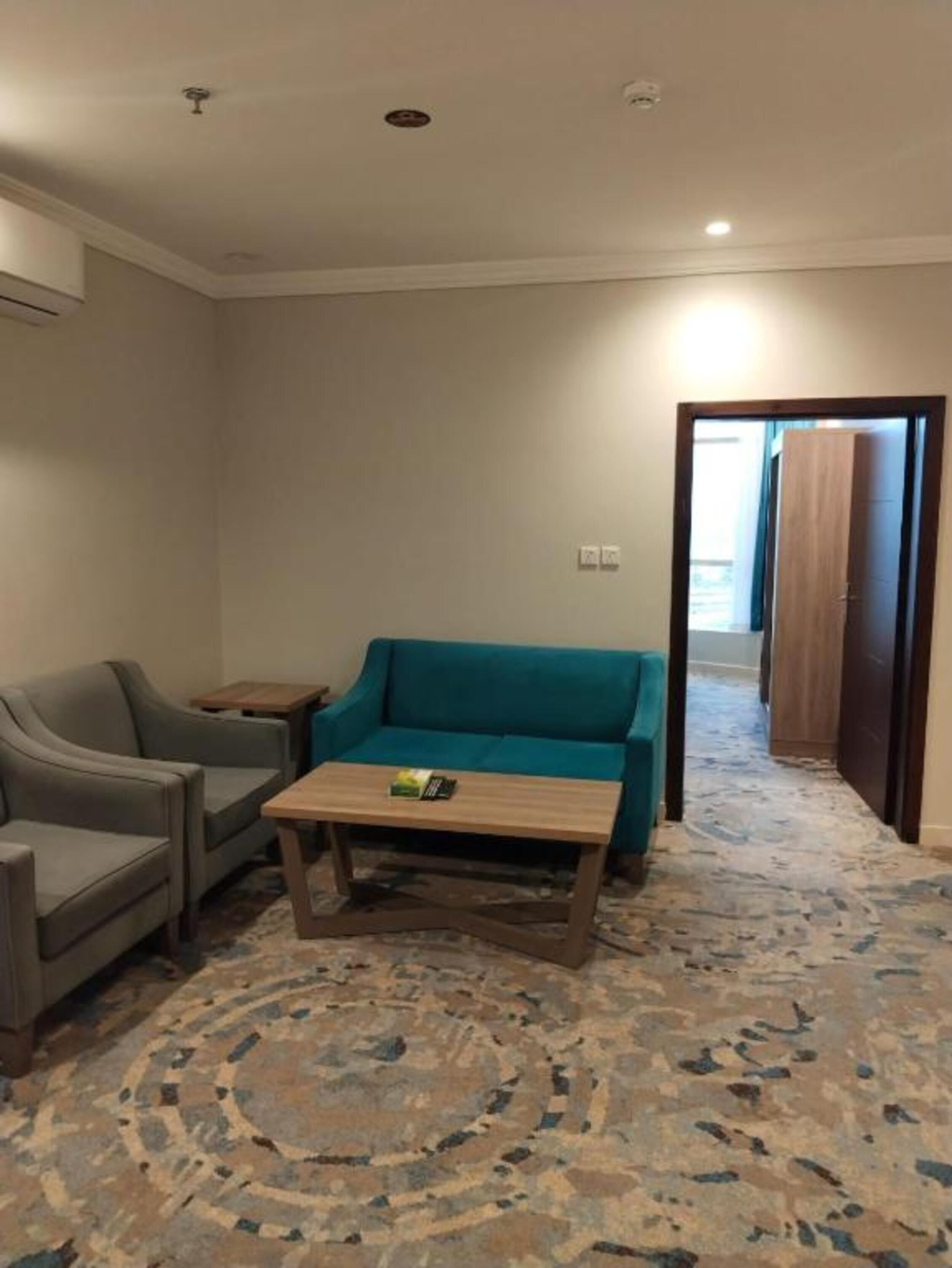 Departamento básico, vista parcial al mar | Interior