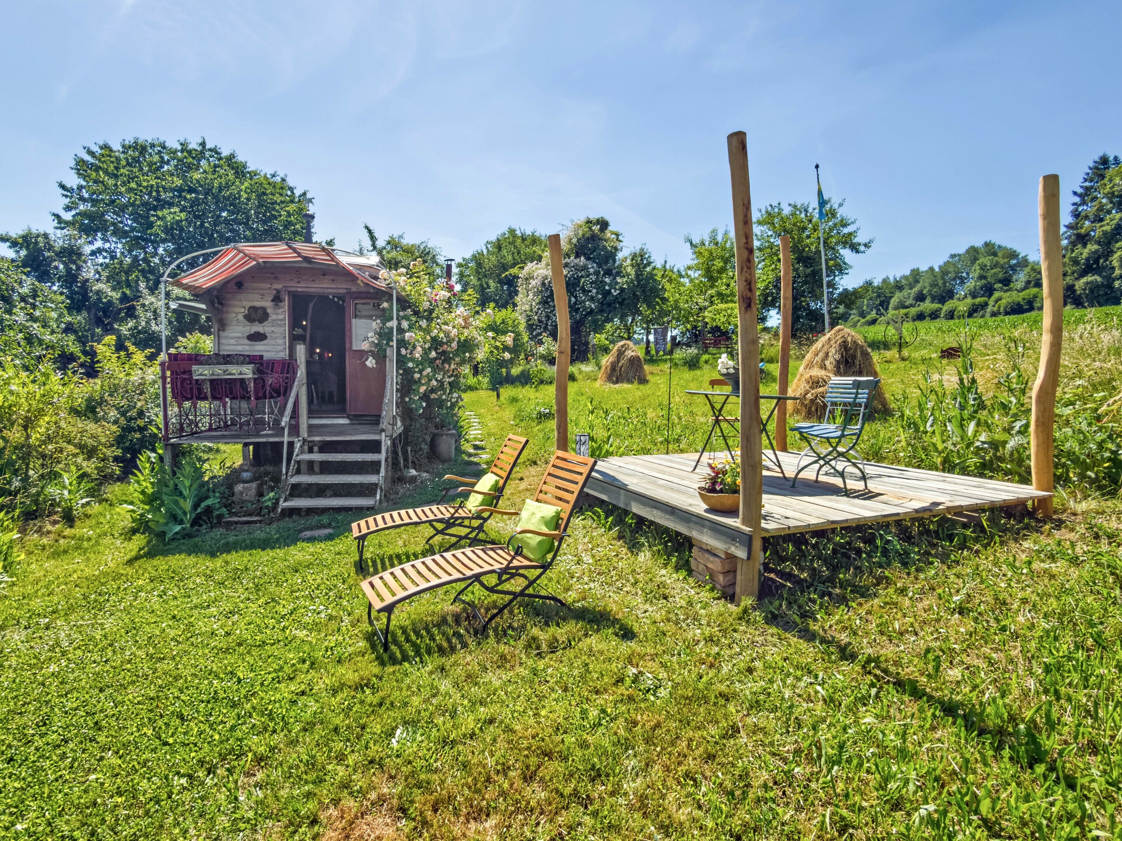 Un chalet rustique doté d’une terrasse, d’un espace salon extérieur et d’un jardin.