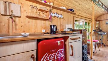 Coffee/tea maker, fridge, stovetop, electric kettle