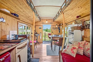 Fireplace, ping pong - Circus Wagon in Ostrach – Unique Caravan in the Orchard (Ostrach)