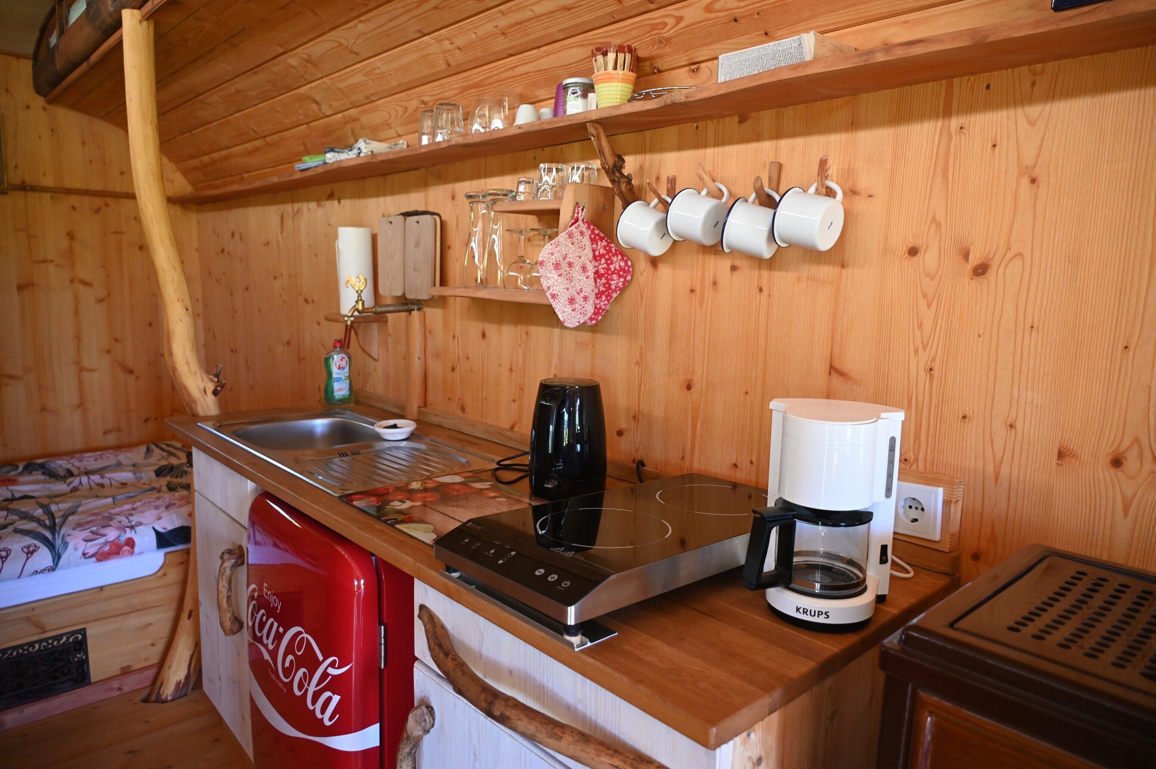 Réfrigérateur, plaque de cuisson, cafetière/bouilloire