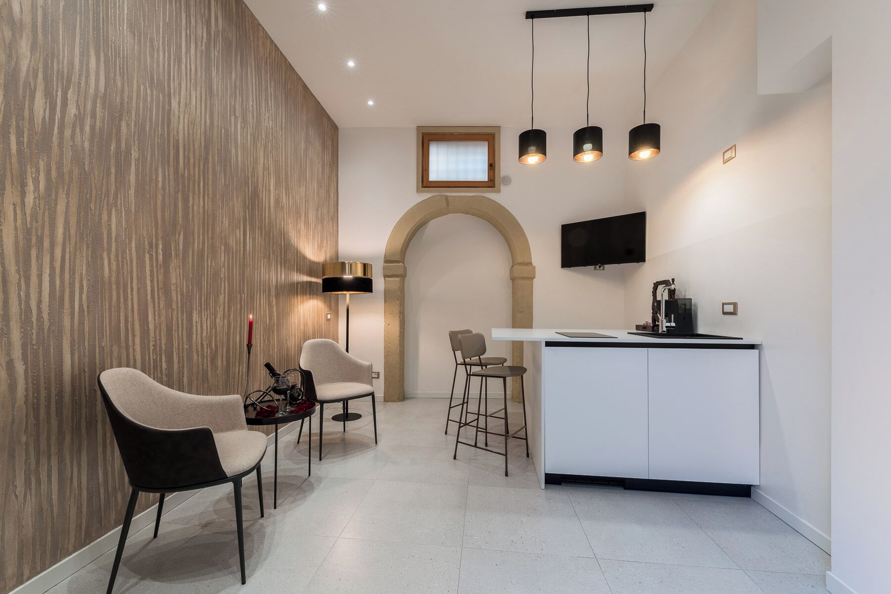 Deluxe studio, uitzicht op de binnenplaats | Een kluis op de kamer, verduisterende gordijnen