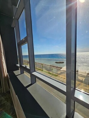 A view through a window with a clear sky and a body of water. - Sea Gull hotel - فندق سي قل (Umluj)