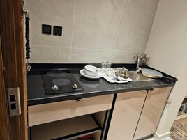Basic Double Room | Private kitchen | Mini-fridge, stovetop