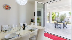 Dining - Spacious and comfortable 90 sqm villa, ideal for up to 4 guests, equipped with all the comforts for a relaxing holiday in the heart of Salento, including private parking, a large garden, a covered patio, and a furnished terrace, perfect for enjoying rela (Torre dell'Orso)