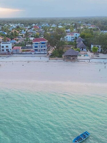 Beachfront Apt, Zanzibar  AC, Kitchen & Free Airport Transfer