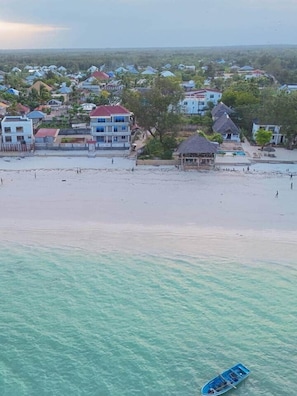 Une zone côtière avec des bâtiments, une plage et un bateau.