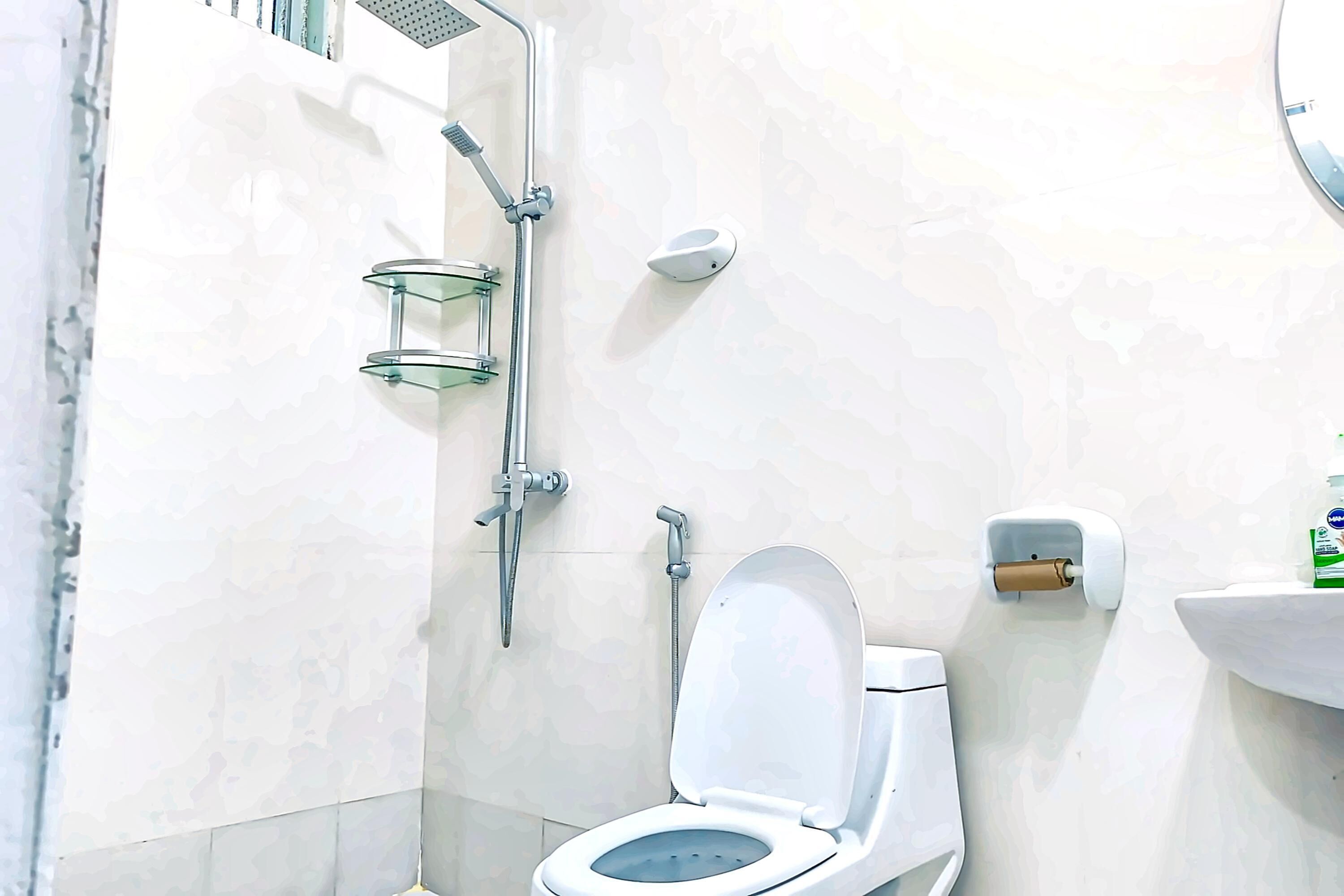 Ein Badezimmer mit Toilette, Dusche und Waschbecken.