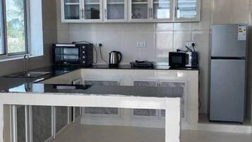 Coffee/tea maker, fridge, microwave, oven