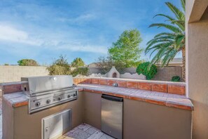 Property grounds - "Casa de Palmas" Paradise Oasis w/ BBQ & Fire pit (Goodyear)