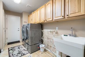 Interior - "Casa de Palmas" Paradise Oasis w/ BBQ & Fire pit (Goodyear)