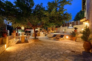 Outdoor dining - Vrbo Property (Monochoro)