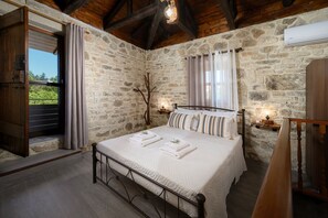 Room - Vrbo Property (Monochoro)