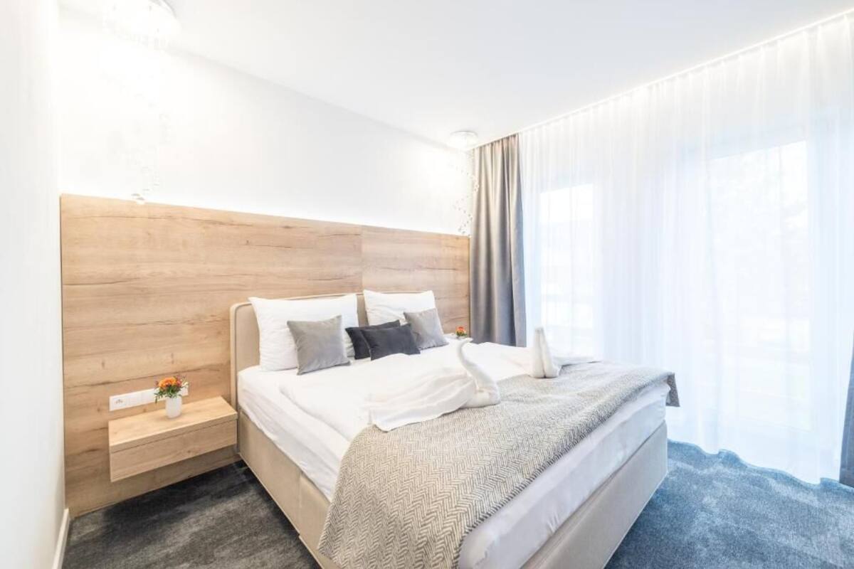Kahden hengen deluxe-huone, patio, näköala puutarhaan | Tallelokero huoneessa, työpöytä, ilmainen Wi-Fi