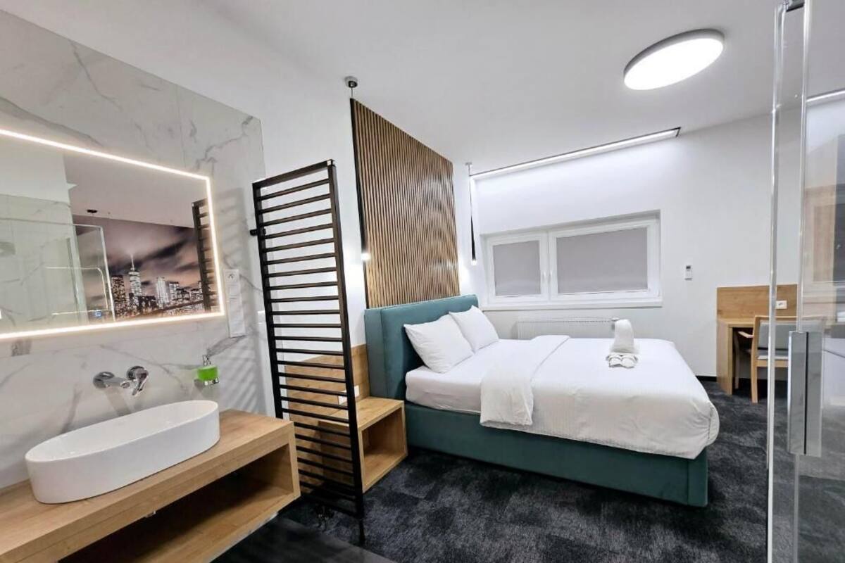 Deluxe-huoneisto, patio, vuoristonäköala | Tallelokero huoneessa, työpöytä, ilmainen Wi-Fi