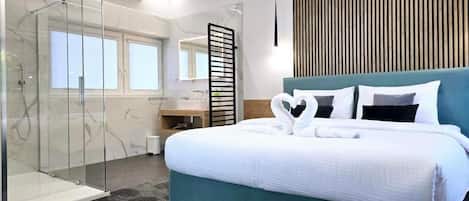 In-room safe, desk, free WiFi