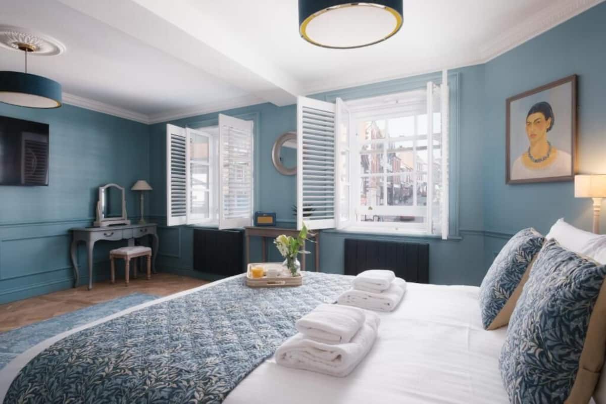 Deluxe Suite, City View