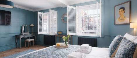 Suite Deluxe, vista a la ciudad | Tabla de planchar con plancha y wifi gratis
