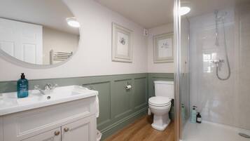 Superior Double Room, City View | Bathroom | Free toiletries, hair dryer, towels, soap