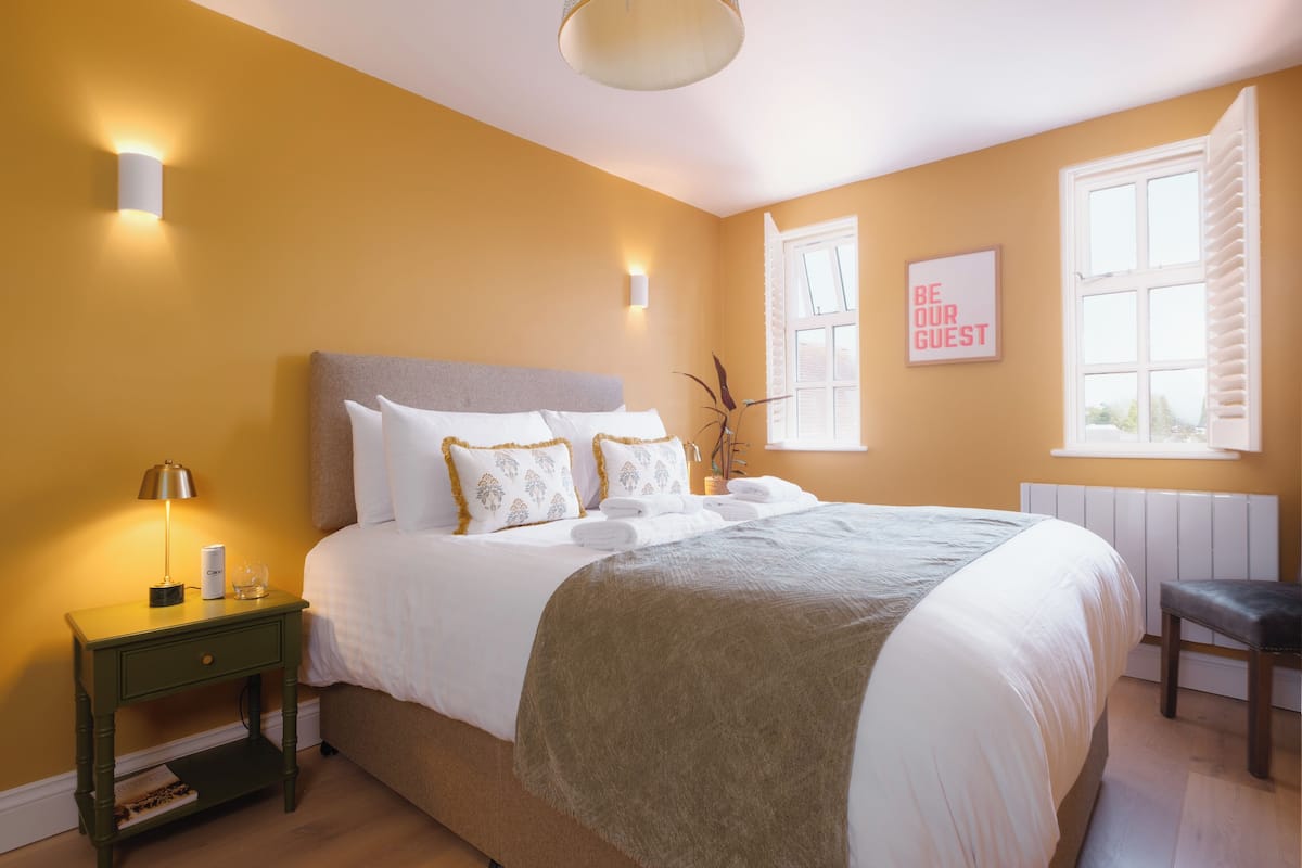 Habitación doble clásica, 1 cama King size | Tabla de planchar con plancha y wifi gratis