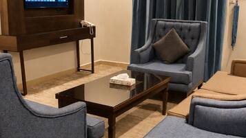 Suite | Woonruimte | Een 43-inch flatscreentelevisie met satellietzenders
