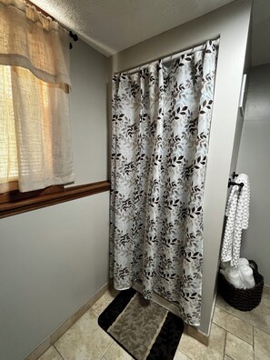 Douche, séchoir à cheveux, serviettes fournies, savon