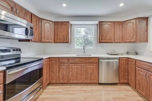 Dining tables - Spacious Renovated 4-bedroom house in Southampton walking distance to town (Southampton)