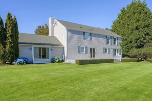 Exterior - Spacious Renovated 4-bedroom house in Southampton walking distance to town (Southampton)