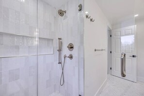 Shower, towels, soap, toilet paper - Spacious Renovated 4-bedroom house in Southampton walking distance to town (Southampton)