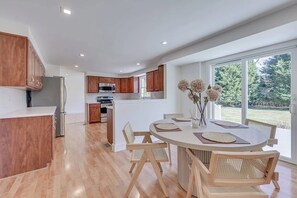 Dining - Spacious Renovated 4-bedroom house in Southampton walking distance to town (Southampton)