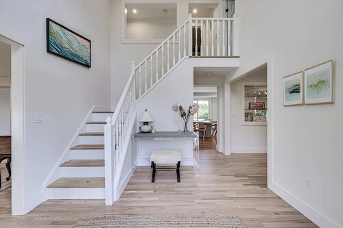 Updated 4-bedroom house in Southampton-Steps to Town + Short Drive to Beach
