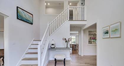 Updated 4-bedroom house in Southampton-Steps to Town + Short Drive to Beach