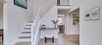 Updated 4-bedroom house in Southampton-Steps to Town + Short Drive to Beach