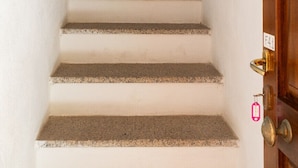 Un escalier menant à une pièce dont la porte est marquée du numéro « F4 ».