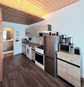 Geladeira, micro-ondas, fogão, cooktop