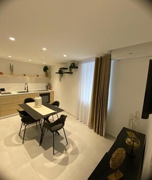 Quadruple Room | Dining - La Maison de Rosaline Rooms (APULIA)