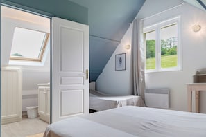 Een strijkplank/strijkijzer, wifi, beddengoed